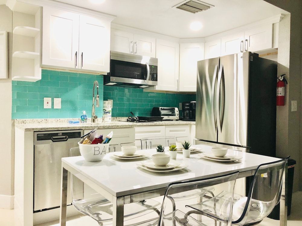 undefined 2701 · Luxury Lakefront Unit With Pool Views 4