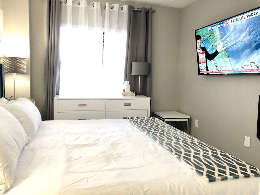 undefined 2701 · Luxury Lakefront Unit With Pool Views 8