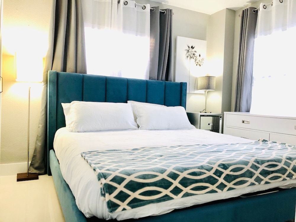 undefined 2701 · Luxury Lakefront Unit With Pool Views 10