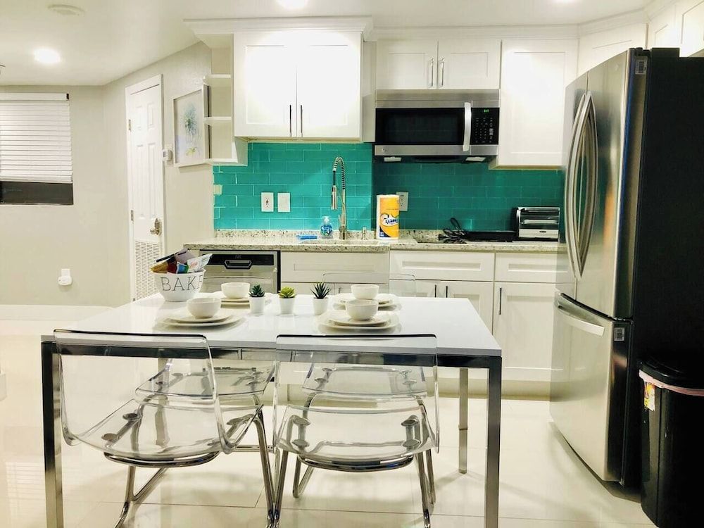 undefined 2701 · Luxury Lakefront Unit With Pool Views 3