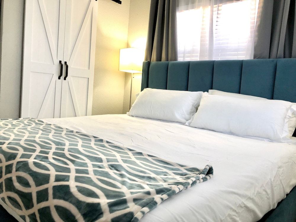 undefined 2701 · Luxury Lakefront Unit With Pool Views 7