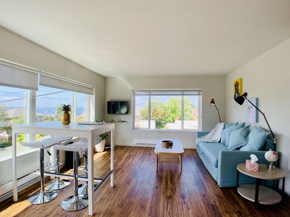 undefined Corner Unit with Panoramic Views 5