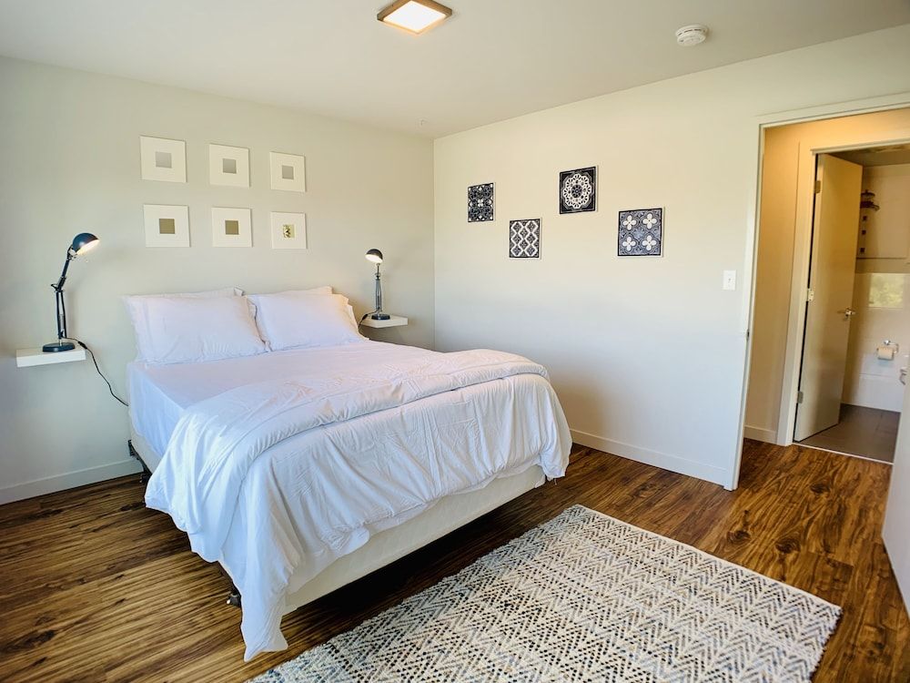 undefined Corner Unit with Panoramic Views 3