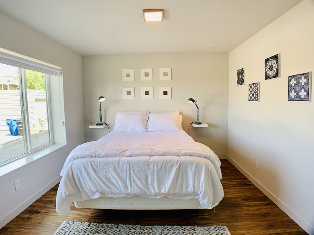 undefined Corner Unit with Panoramic Views 4