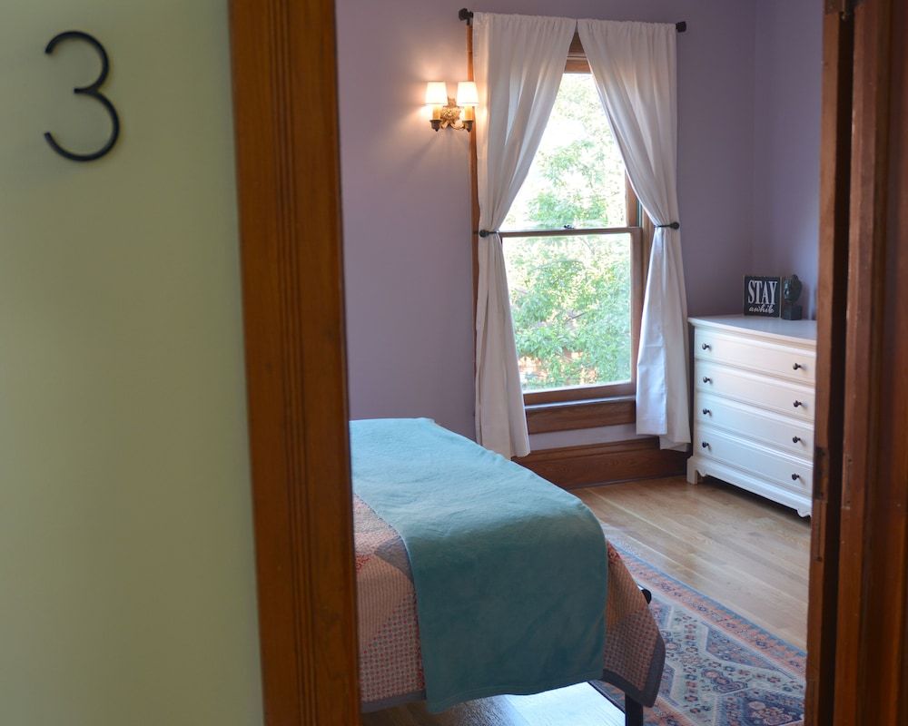 Art and Lodging Purple Room 8