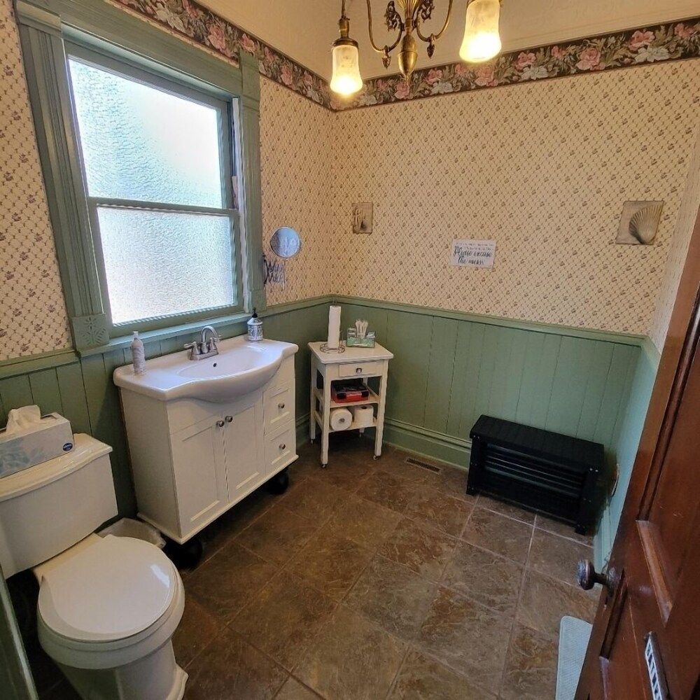 Art and Lodging Purple Room 4