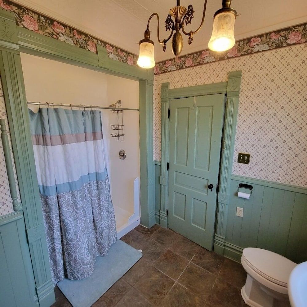 Art and Lodging Purple Room 6