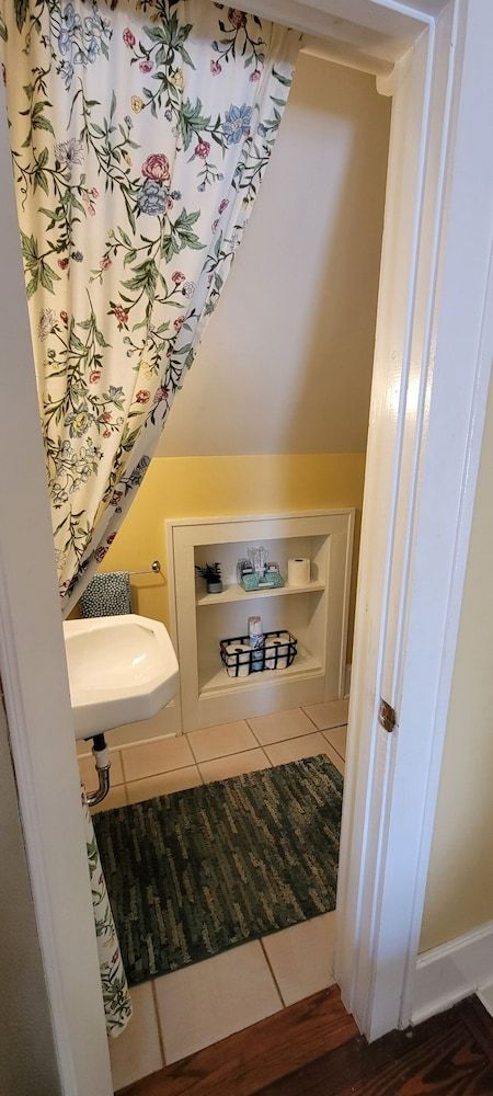 Art and Lodging Carriage House Upper Level 2