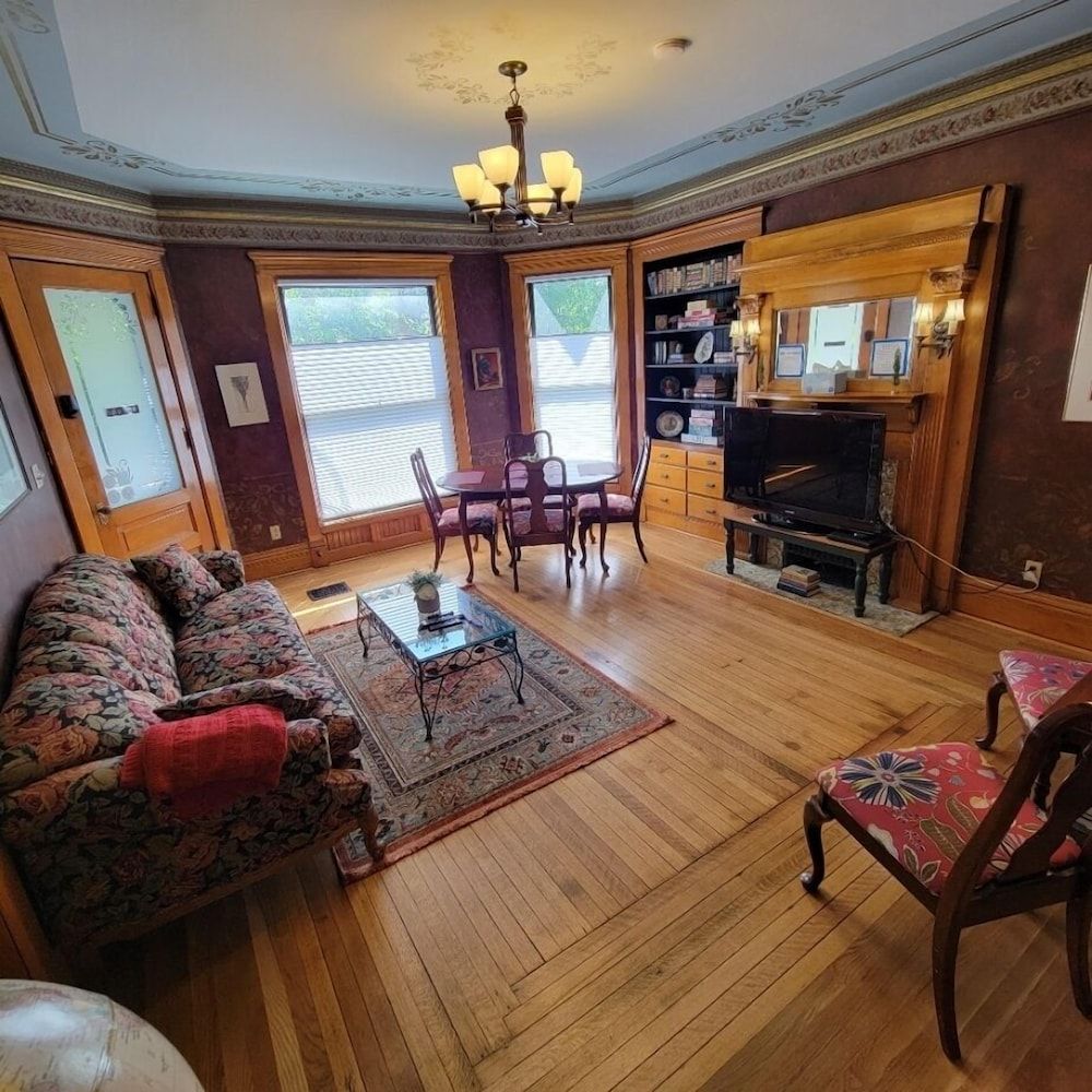 Art and Lodging Purple Room 10