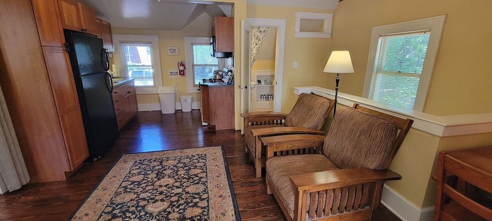 Art and Lodging Carriage House Upper Level 6