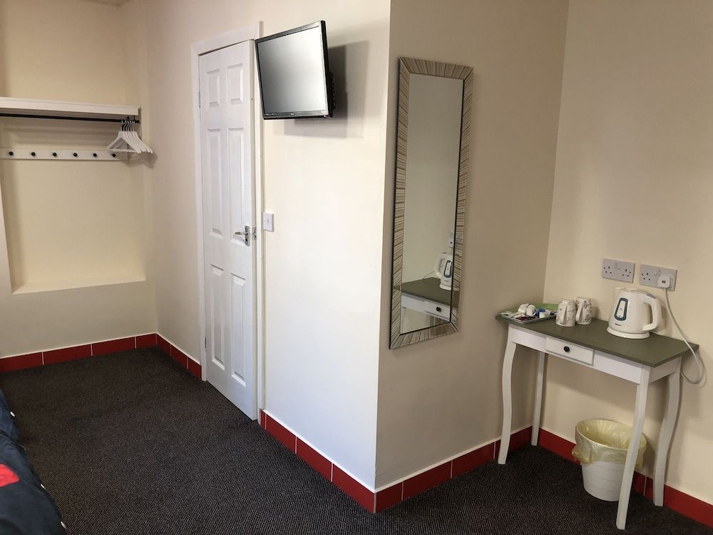 Red Roomz Hotel Family Room 2+2 1 Double & 2 Single Beds 2