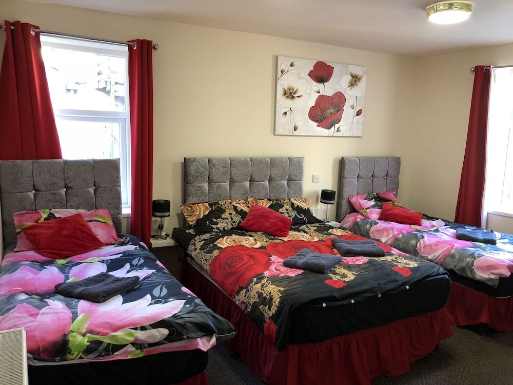 Red Roomz Hotel Family Room 2+2 1 Double & 2 Single Beds 4