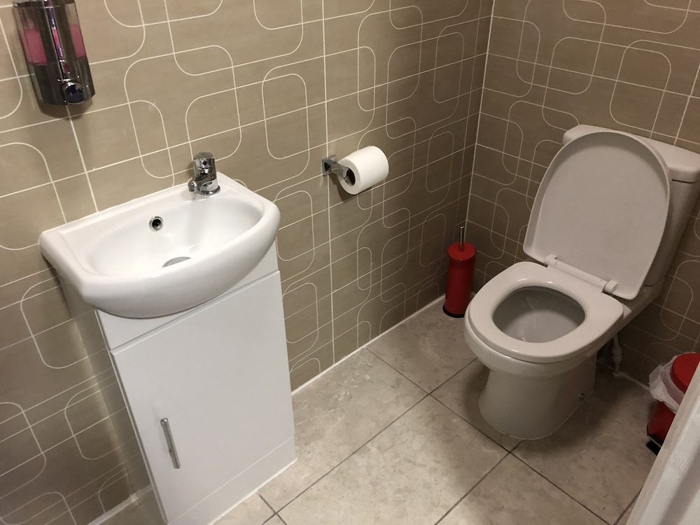 undefined Red Roomz Hotel 6