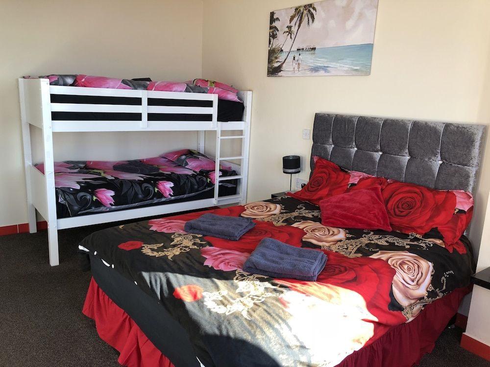 Red Roomz Hotel Family Room 2+2 with Sea-view 4