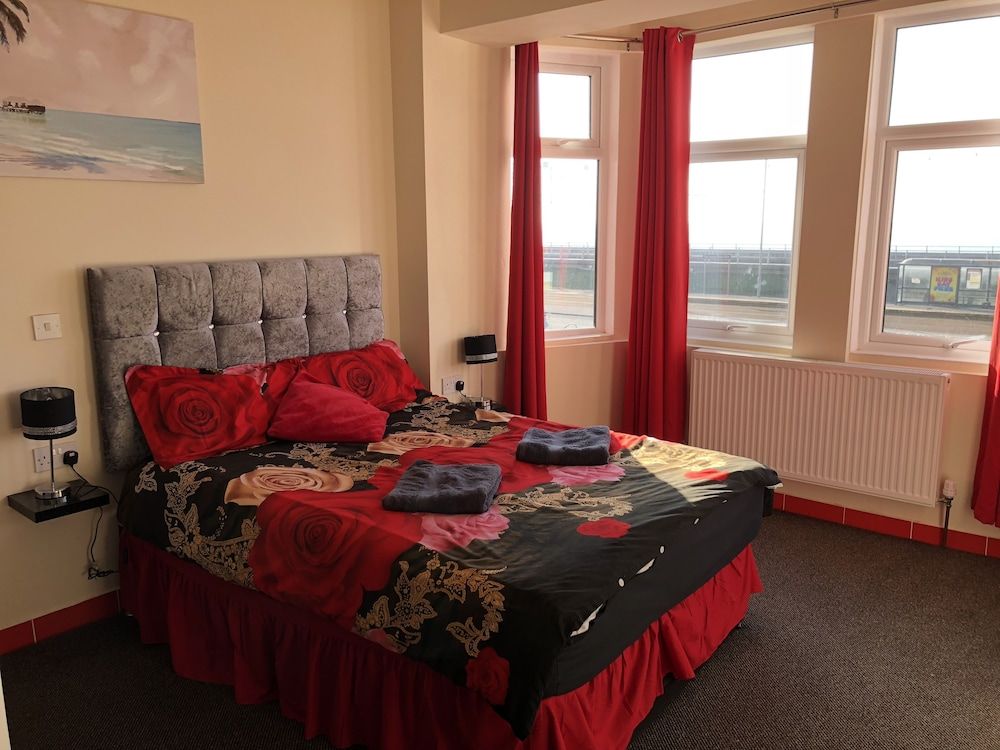 Red Roomz Hotel Family Room 2+2 with Sea-view 3