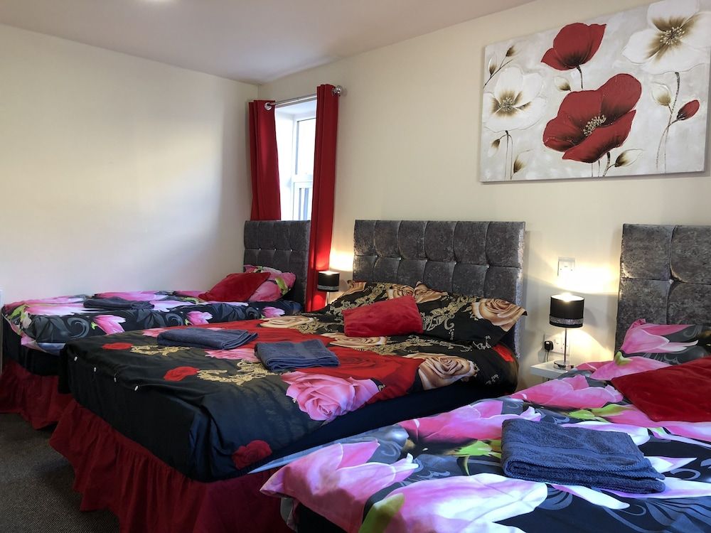 Red Roomz Hotel Family Room 2+2 1 Double & 2 Single Beds