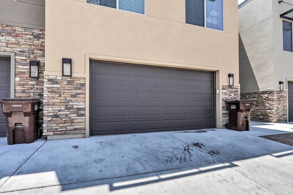 undefined Luxury Downtown Moab Townhome w/ Pool Access! 8