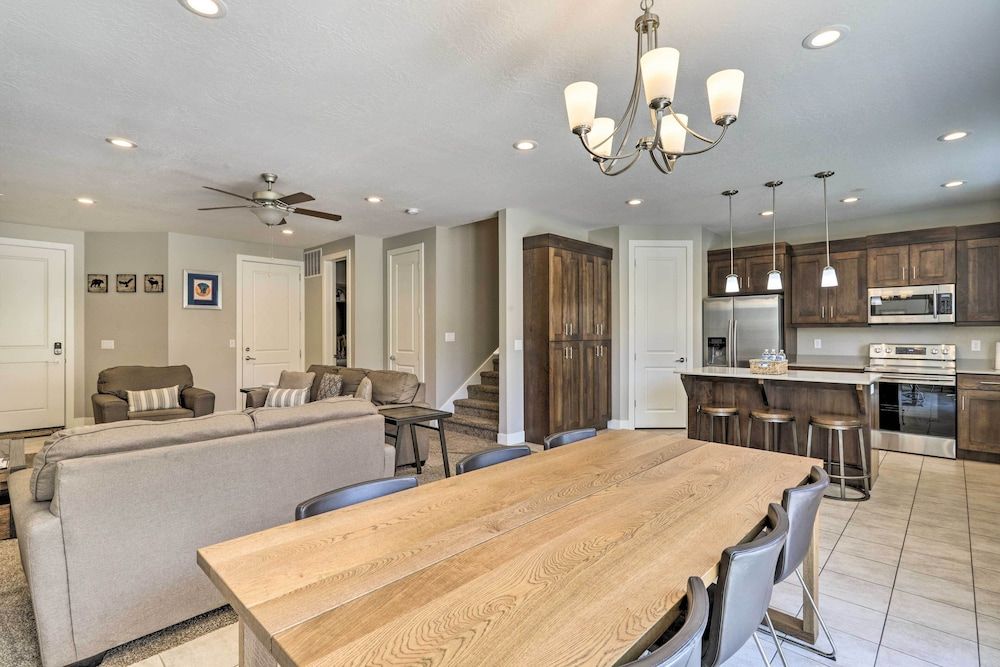 undefined Luxury Downtown Moab Townhome w/ Pool Access! 5