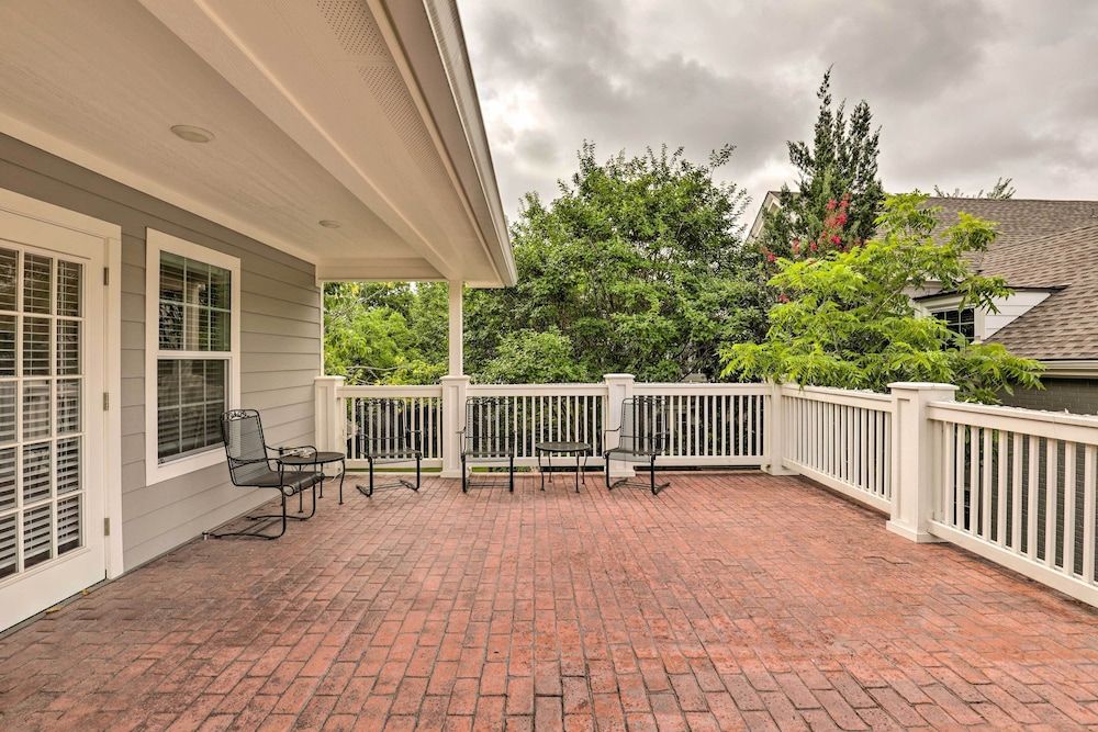 Studio in College Station w/ Expansive Deck!