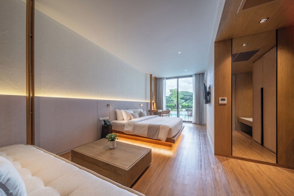 Grand Deluxe Pool Access