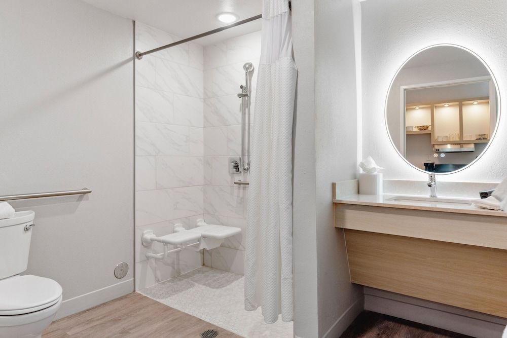 Suite, 1 Bedroom (Mobility/Hearing Access, Roll-In Shwr)