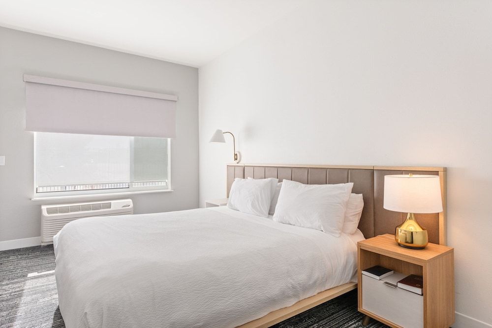 Suite, 1 Bedroom (Mobility/Hearing Access, Roll-In Shwr)