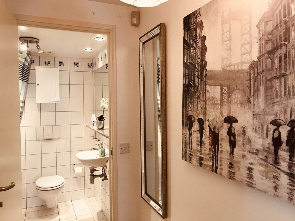 undefined 2 Bedroom Luxe Dockland Apartment with Parking 10