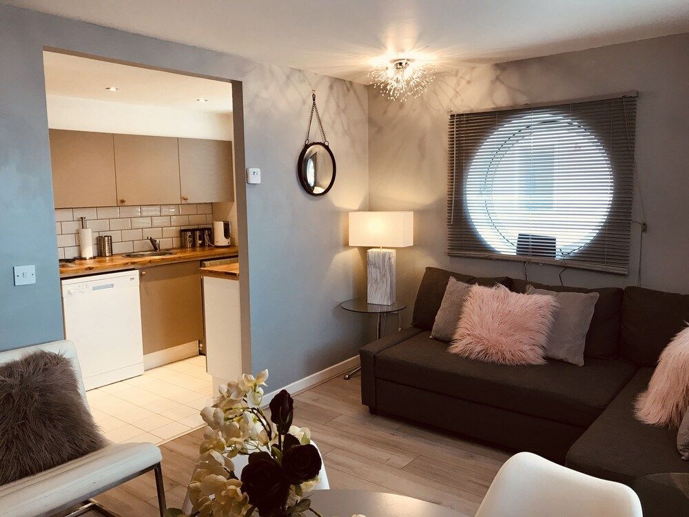 2 Bedroom Luxe Dockland Apartment with Parking 2 Bed Luxury Dockland Apartment 9