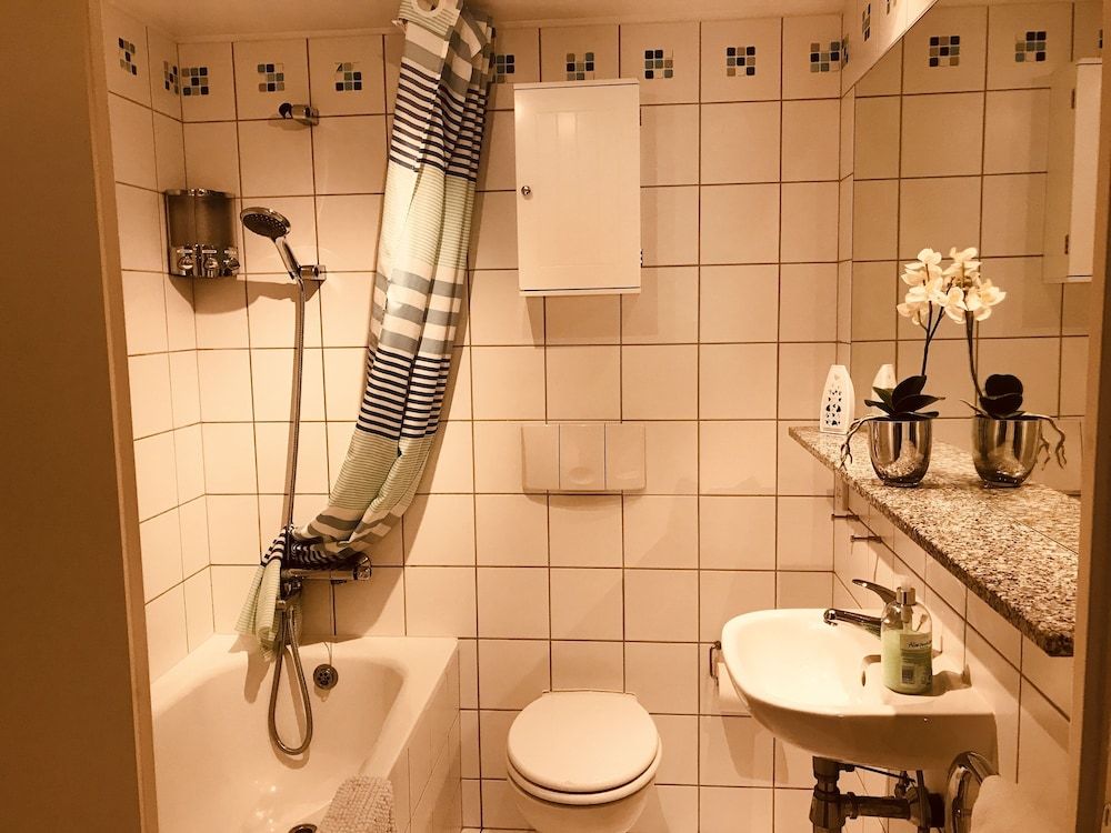 undefined 2 Bedroom Luxe Dockland Apartment with Parking 4