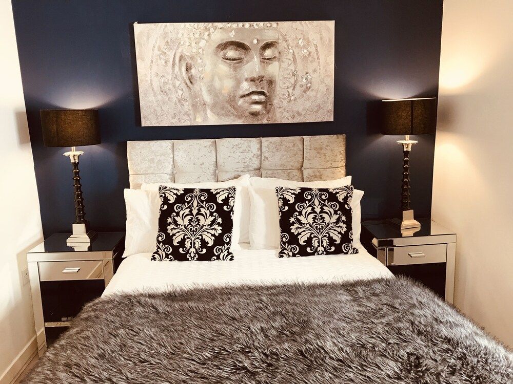 undefined 2 Bedroom Luxe Dockland Apartment with Parking 8