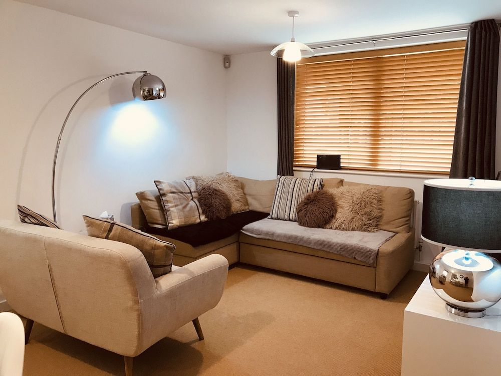 undefined 2 Bedroom Luxe Dockland Apartment with Parking 9