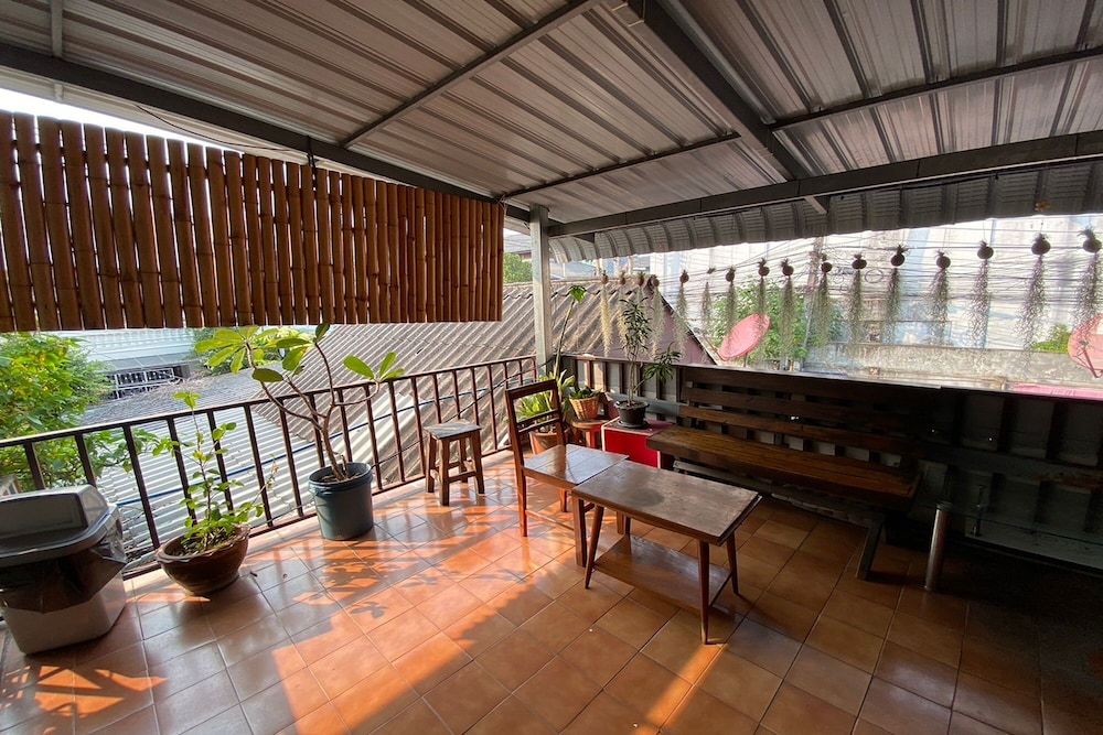 Center Home City Family Room (Living Area) 4