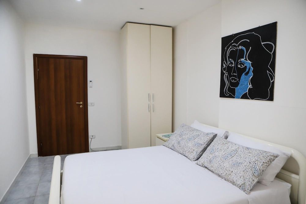 undefined Napoli Centrale Budget Apartment by Wonderful Italy 9