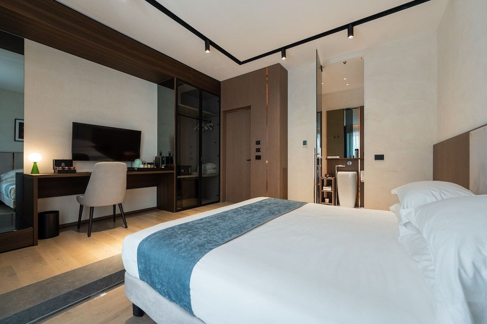 Agra Suites Superior Room 2