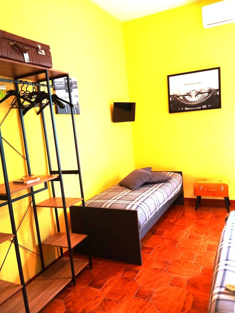 Non ci resta che Napoli Basic Triple Room 8