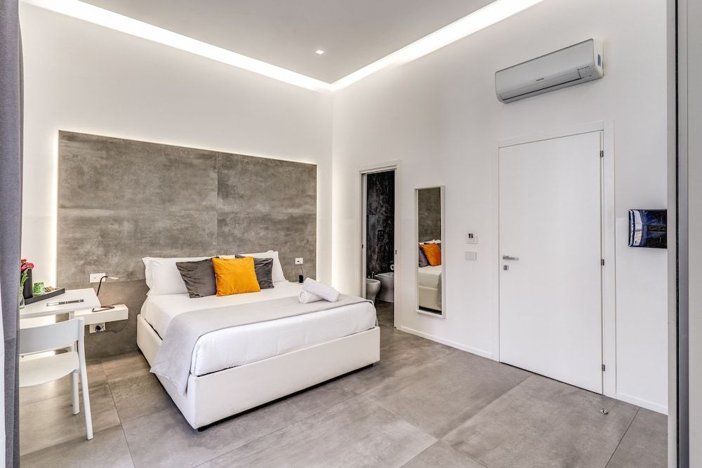 Gallery Suite Naples Deluxe Room 3