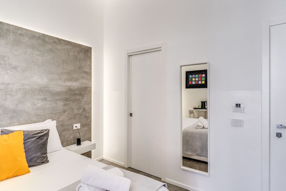 Gallery Suite Naples Deluxe Room 16