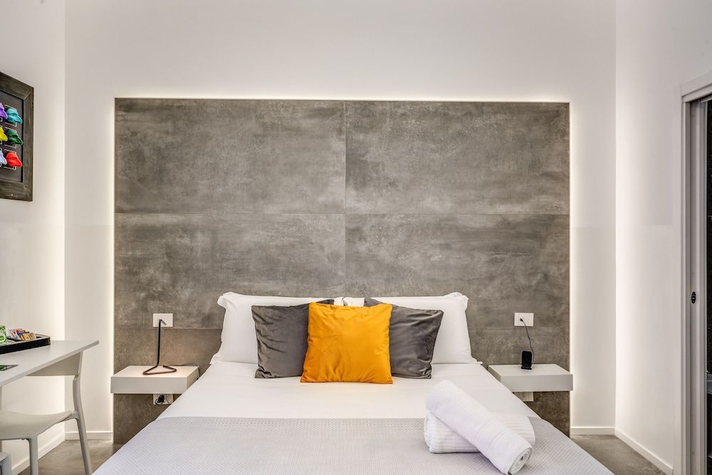 Gallery Suite Naples Deluxe Room 4