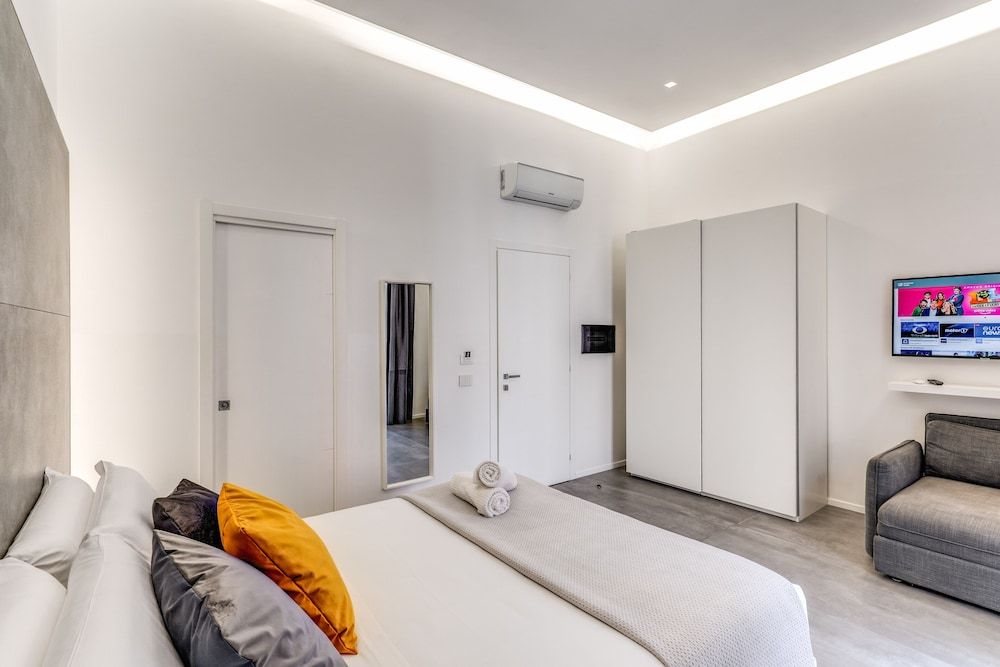 Gallery Suite Naples Deluxe Room 5