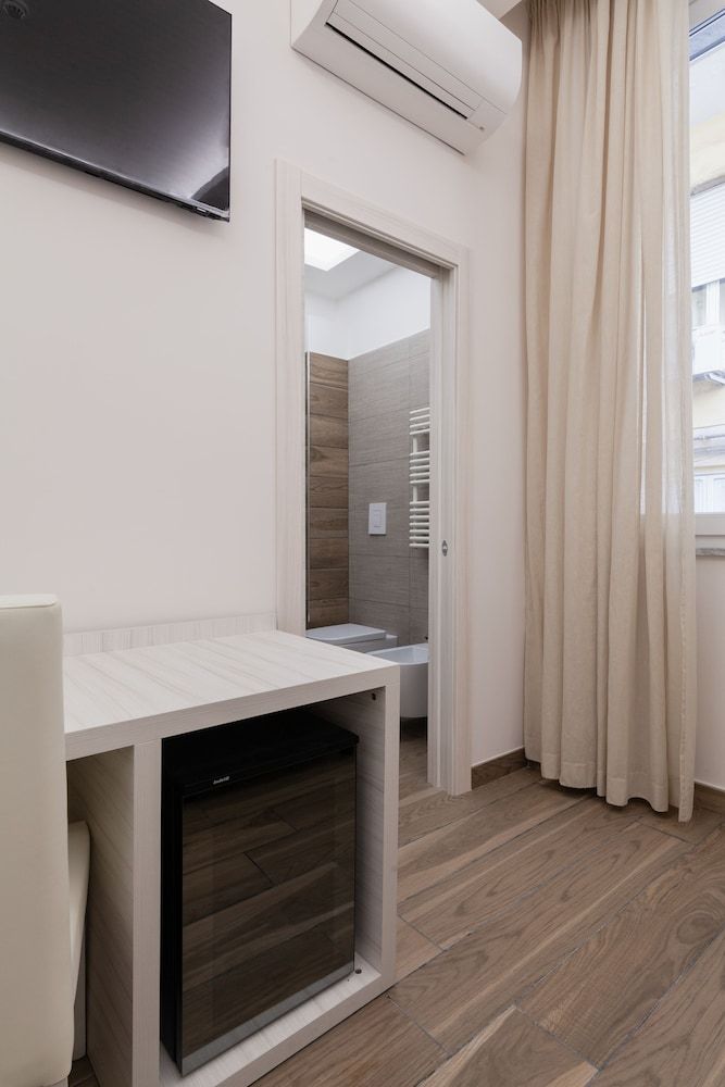 HUB NAPLES Basic Double or Twin Room 3