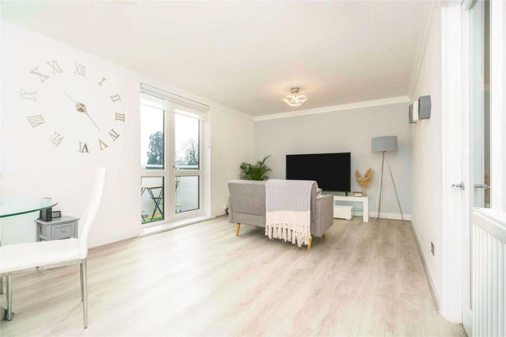 undefined Impeccable 2-bed Apartment Close to City Centre 4