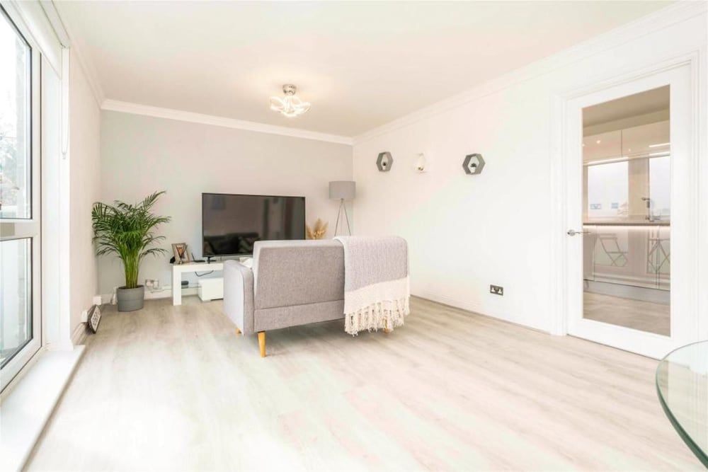 undefined Impeccable 2-bed Apartment Close to City Centre 7