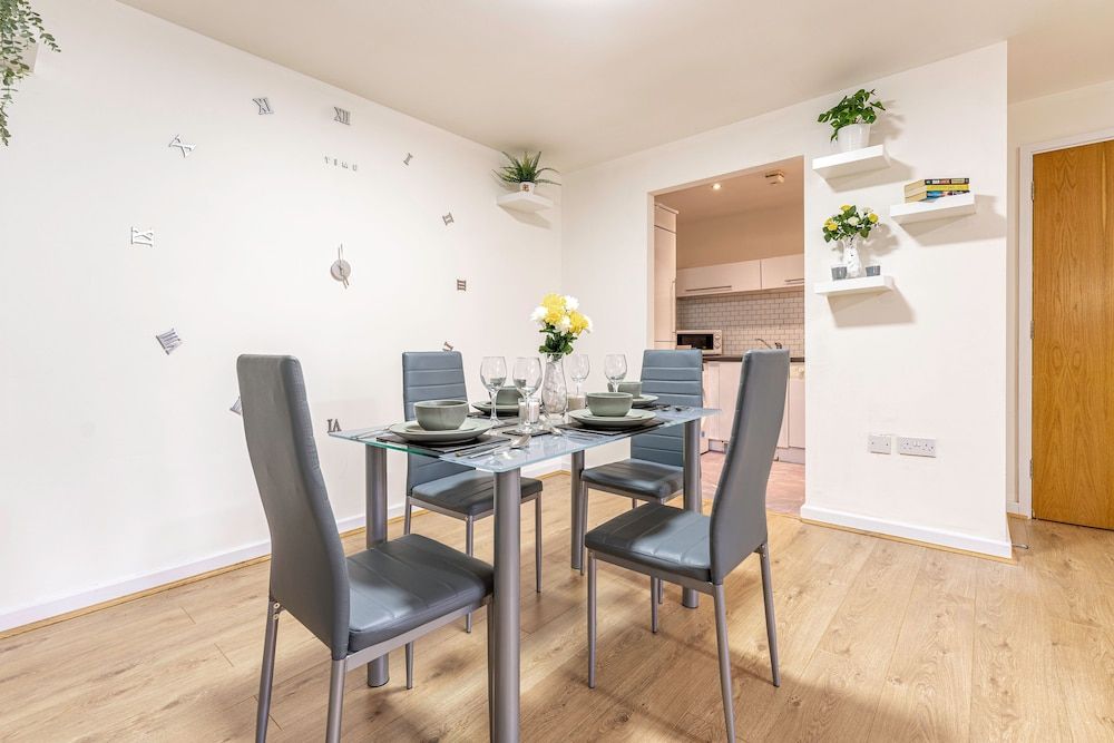 undefined Riley House Spacious City Apartment 9