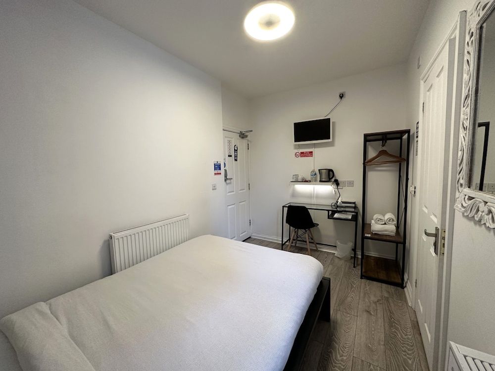 Sleeplicity London Heathrow Small Double Room 3