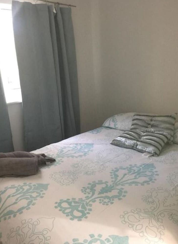 undefined Small Modern Comfortable 2 Bedroom Apartment - Cmyr 6