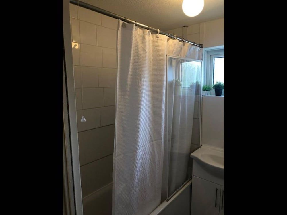 undefined Small Modern Comfortable 2 Bedroom Apartment - Cmyr 9