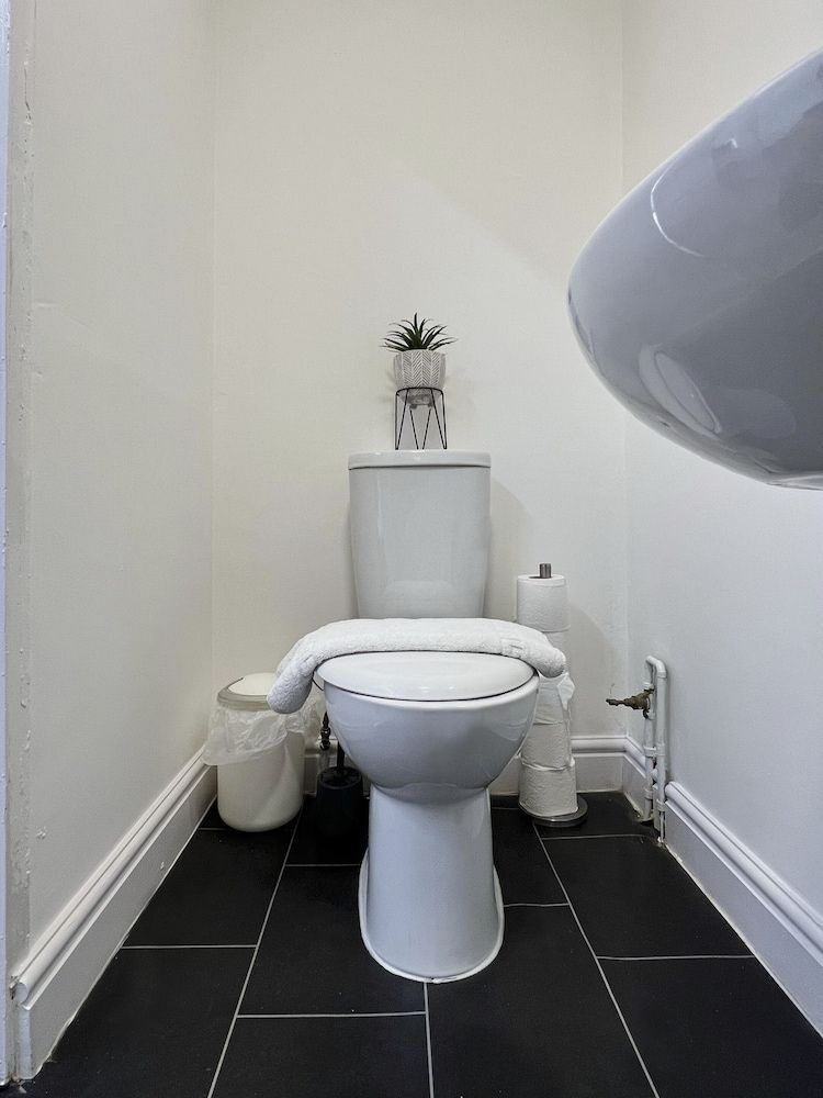 BV Royal Comfy Studiosuite Queensgate Huddersfield Deluxe Studio, Ensuite 9