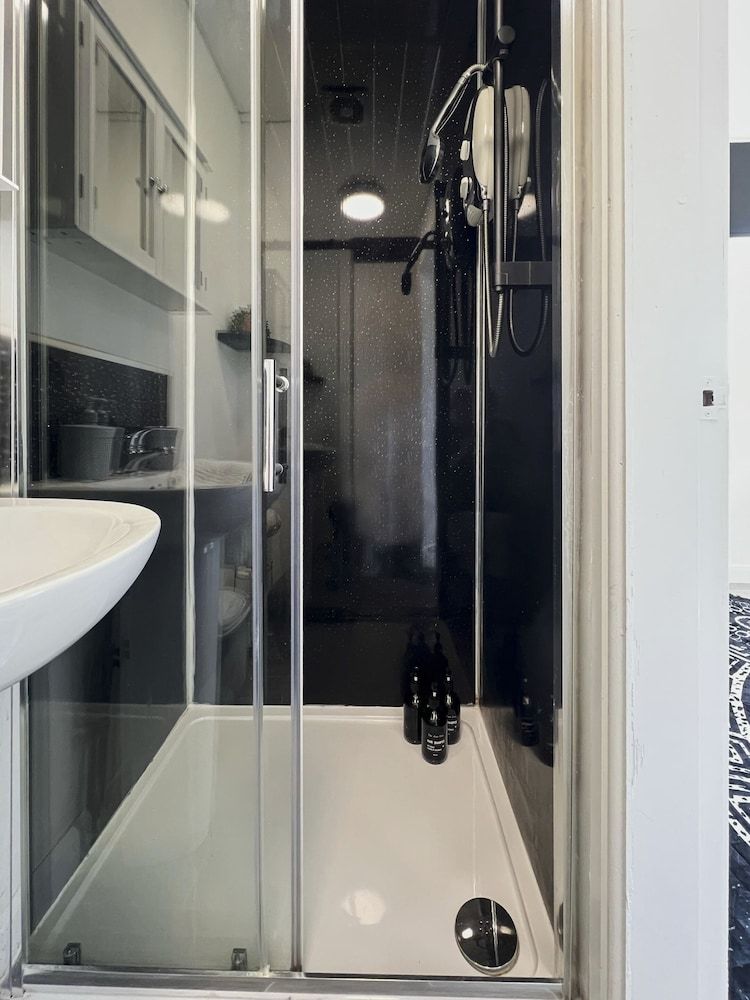 BV Royal Comfy Studiosuite Queensgate Huddersfield Signature Studio, Ensuite (Town Centre Location) 10