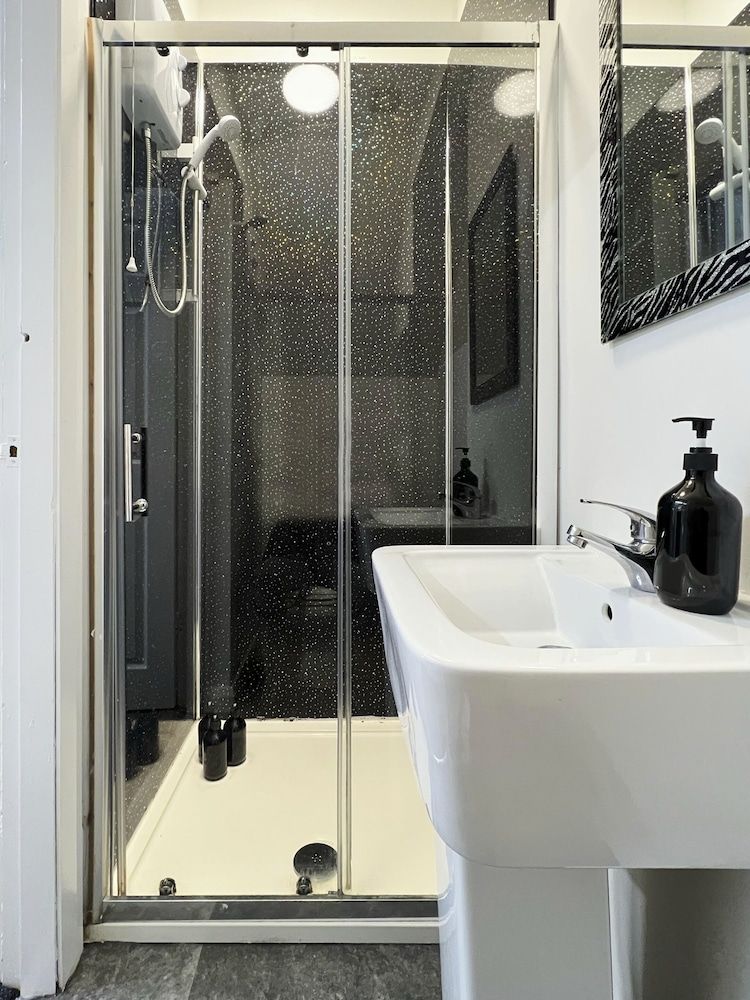 BV Royal Comfy Studiosuite Queensgate Huddersfield Comfort Studio, Ensuite (In Town Centre) 9