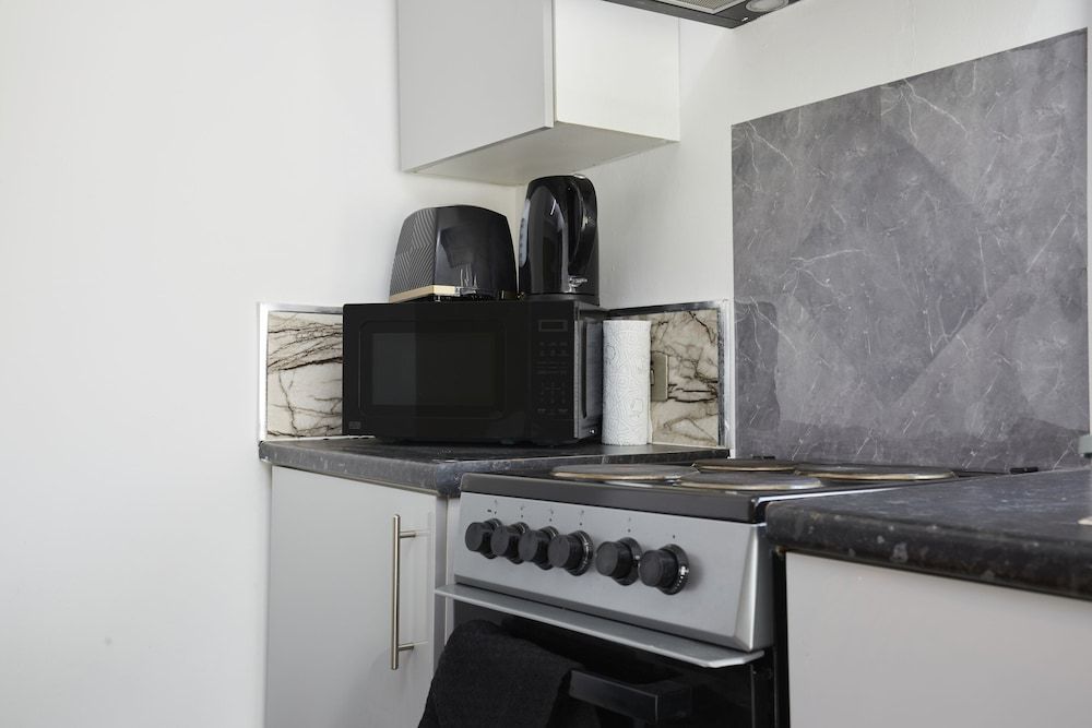 BV Royal Comfy Studiosuite Queensgate Huddersfield Deluxe Studio, Ensuite 13